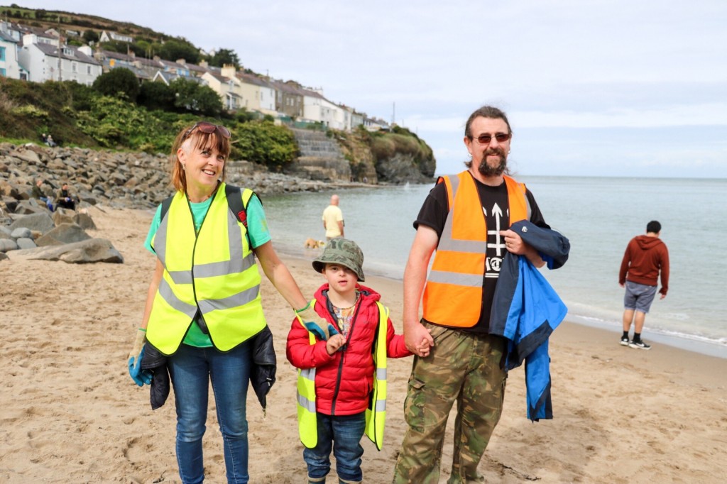 A lovely family helping out the Sea Watch staff in keeping Dolau Beach clean from litter. Photo credit: Natasha Hunt / Sea Watch Foundation. 